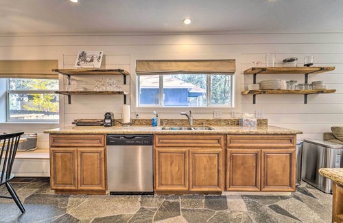 Truckee Cottage | Truckee Cottage w/Fenced Yard & Lake Donner Views