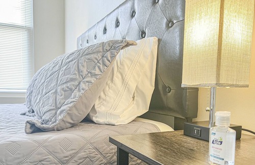 Ross Township Apartment | True PGH Experience! Fast Wifi + Free Parking!