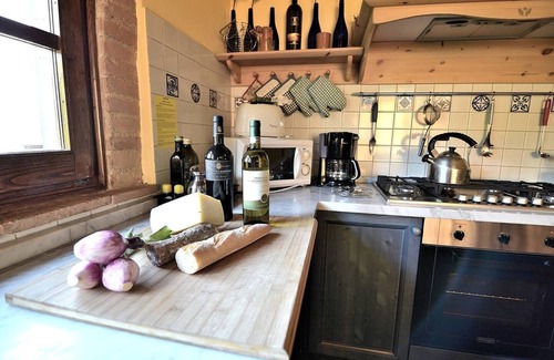 San Gimignano Villa | Truly Tuscan villa with Pool and Jacuzzi, ideal for groups, 6km to San Gimignano