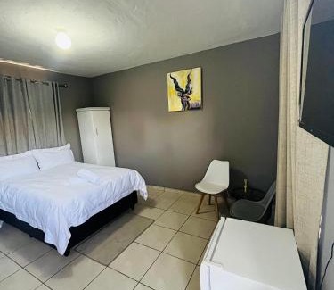 Greater Johannesburg Metropolitan Area House | Tshukudu Guesthouse