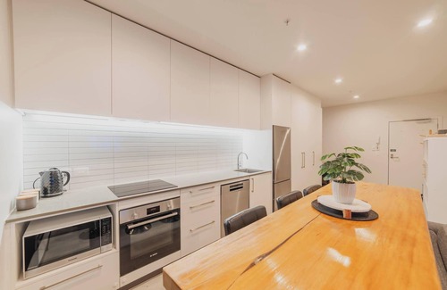 Christchurch City Centre Apartment | Tuam St Stay - 1BR with Balcony, Bath