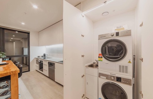 Christchurch City Centre Apartment | Tuam St Stay - 1BR with Balcony, Bath