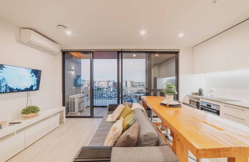 Christchurch City Centre Apartment | Tuam St Stay - 1BR with Balcony, Bath