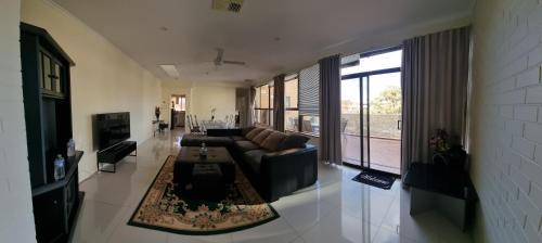 Greenway Apartment | Tuggeranong Short Stay #11C - Sleeps 8