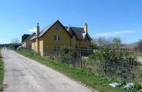 Perth Cottage | TULCHAN LODGE, pet friendly, with open fire in Crieff