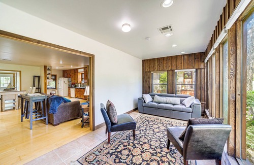 Tulsa Cottage | Tulsa Cottage w/Hot Tub: 4 Mi to Downtown