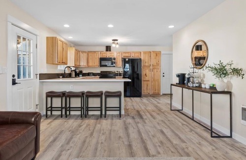 Bend House | Tumalo Ranch, 3 Acres, Hot Tub, Swimming Pond, Games, Pet-Friendly!