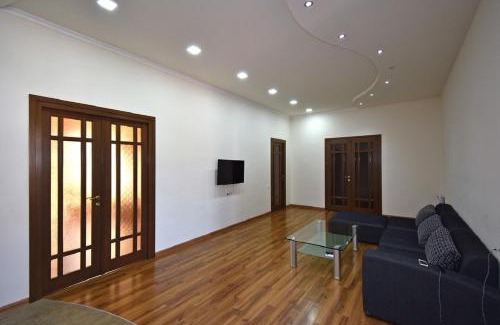 Kentron Apartment | Tumanyan street 3 bedroom Deluxe apartment with Large Balcony TM662