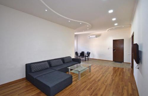 Kentron Apartment | Tumanyan street 3 bedroom Deluxe apartment with Large Balcony TM662