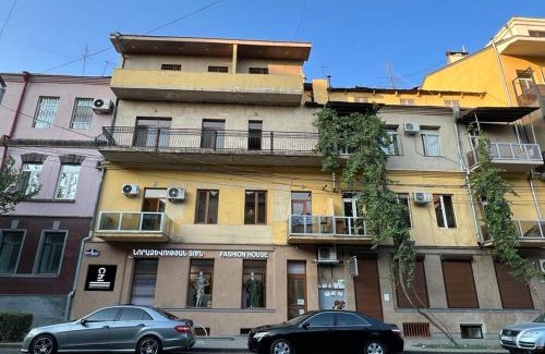 Kentron Apartment | Tumanyan street 3 bedroom Deluxe apartment with Large Balcony TM662