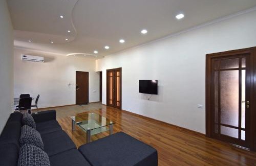 Kentron Apartment | Tumanyan street 3 bedroom Deluxe apartment with Large Balcony TM662