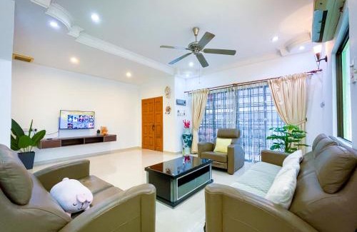 Kampung Aman House | Tupai Mas Semi-D 4BR 2mins to LakeGarden & Zoo