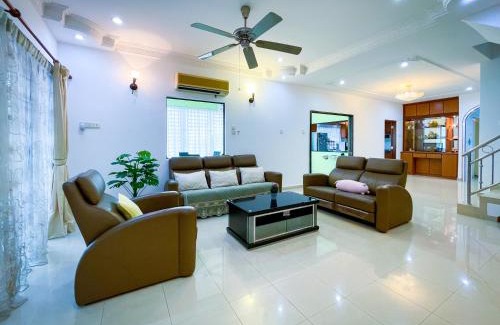 Kampung Aman House | Tupai Mas Semi-D 4BR 2mins to LakeGarden & Zoo