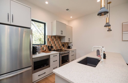 Wilmington House | Turf ROOFTOP + Sleeps Up to 16 If Renting Multiple Units! Unit B