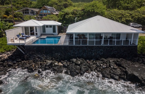 Kahaluu Bay House | Turtle Rock - Ocean Front Cottage with pool
