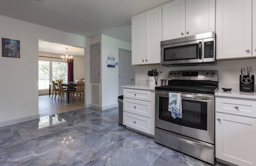 Foley House | Turtle Time Retreat- Shrimp Fest Available! Game Room, Hot Tub!