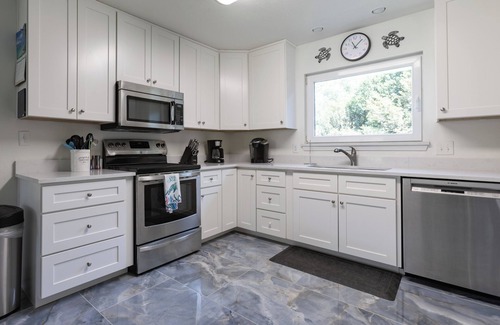 Foley House | Turtle Time Retreat- Shrimp Fest Available! Game Room, Hot Tub!