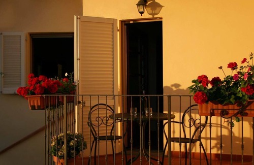 Livorno House | Tuscan vacation home with sea view and private garden