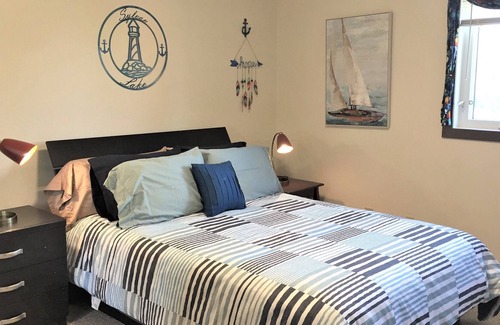 Sylvan Lake House | "Twenty-One" Forever - clean bright 3BR + fenced yard
