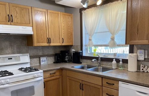 Sylvan Lake House | "Twenty-One" Forever - clean bright 3BR + fenced yard