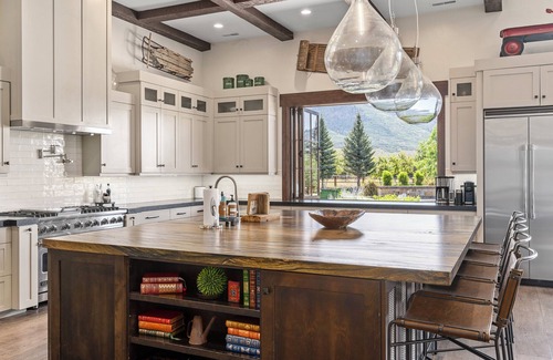 Oakley House | TWILIGHT MOON RANCH, featured in "Yellowstone",nAdd Barnhouse up to 32 guests