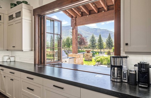 Oakley House | TWILIGHT MOON RANCH, featured in "Yellowstone",nAdd Barnhouse up to 32 guests