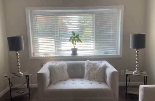 Plainedge House | Twin bedroom 1 minutes to Highway