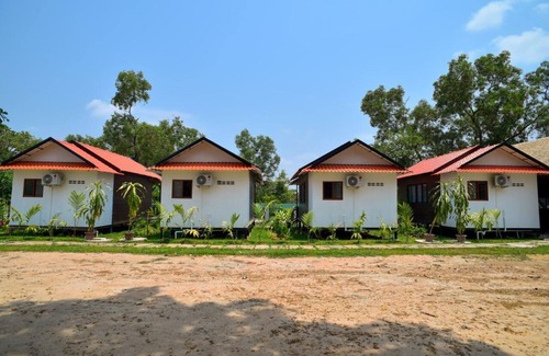 Siem Reap House | Twin Bedroom/Half way to Angkor Wat