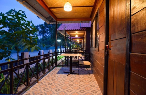 Siem Reap House | Twin Bedroom/Half way to Angkor Wat