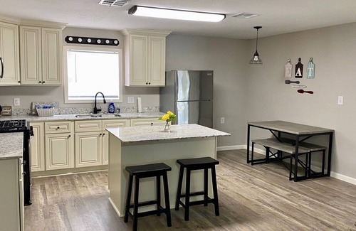 Lake Charles House | Twin Oaks Cozy Getaway in Lake Charles