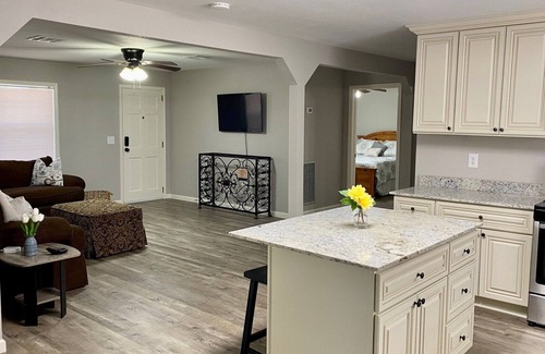 Lake Charles House | Twin Oaks Cozy Getaway in Lake Charles