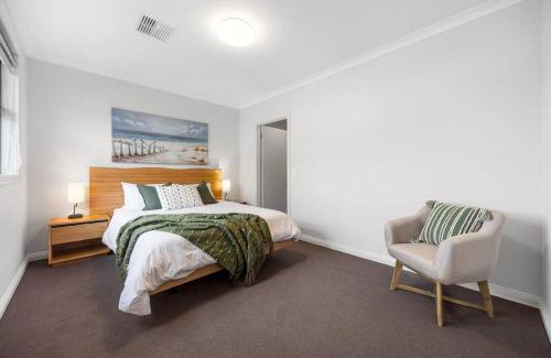 Aldinga Beach House | Twin Paradise - 8BR Paradise Point & Palms
