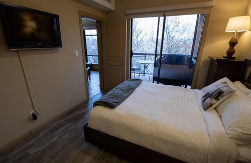 South Pandosy Hotel | Two Bed Two Bath Corner Unit #432