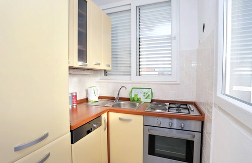 Kastel Kambelovac Apartment | Two bedroom apartment with balcony and sea view Kaštel Kambelovac, Kaštela (A-8679-a)