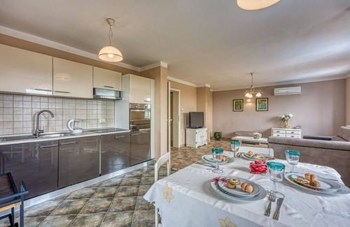 Rovinjsko Selo Apartment | Two-bedroom Apartment Mare A1 with shared Pool