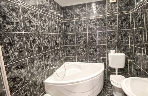 Businci Apartment | Two bedroom apartment with balcony and sea view Mavarštica, Čiovo (A-18882-a)