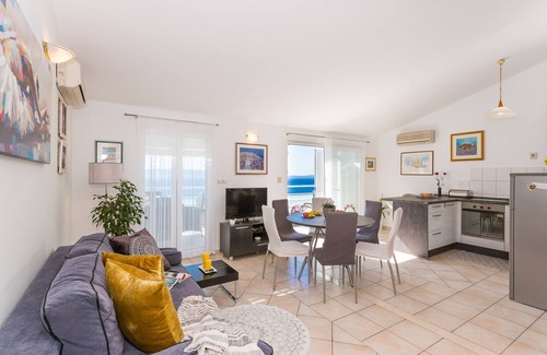 Businci Apartment | Two bedroom apartment with terrace and sea view Rastići, Čiovo (A-1084-b)
