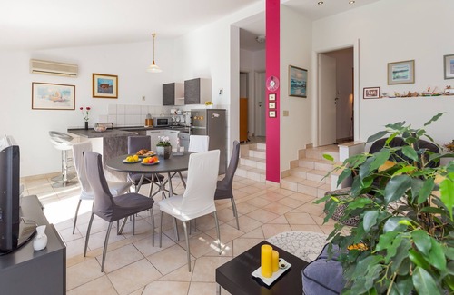 Businci Apartment | Two bedroom apartment with terrace and sea view Rastići, Čiovo (A-1084-b)