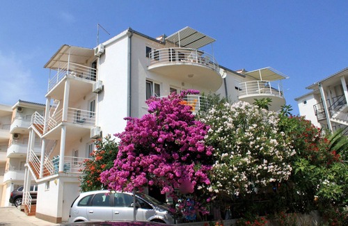 Businci Apartment | Two bedroom apartment with balcony Rastići, Čiovo (A-6863-f)