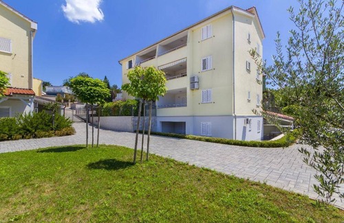 Zidarici Apartment | Two bedroom apartment with balcony Vantačići, Krk (A-19267-a)