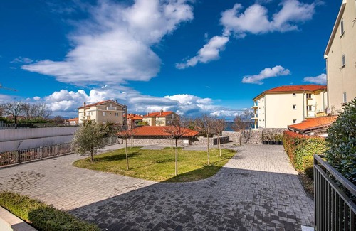 Zidarici Apartment | Two bedroom apartment with balcony Vantačići, Krk (A-19267-a)