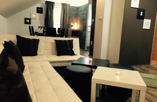 Rakovica Apartment | Two Bedroom Apartment and Balcony