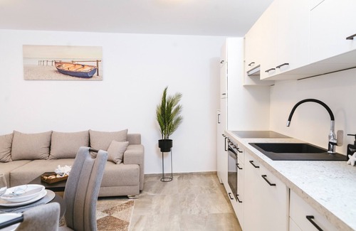 Izola Apartment | Two Bedroom Apartment Aurora