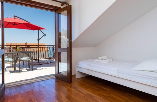 Jesenice Apartment | Two bedroom apartment near beach Sumpetar, Omiš (A-11462-a)