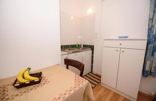 Jesenice Apartment | Two bedroom apartment with terrace and sea view Suhi Potok, Omiš (A-14555-a)