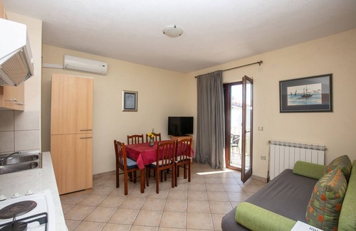 Pirovac Apartment | Two bedroom apartment with balcony and sea view Pirovac, Šibenik (A-22567-b)