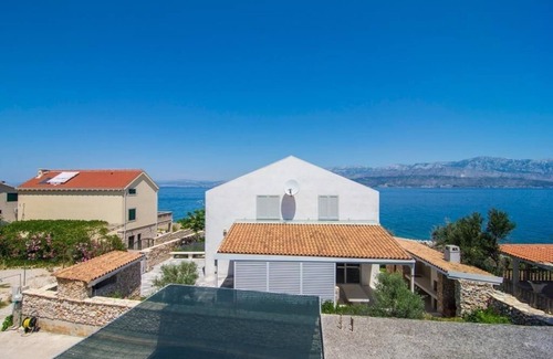 Splitska Apartment | Two bedroom apartment near beach Splitska, Brač (A-22683-a)