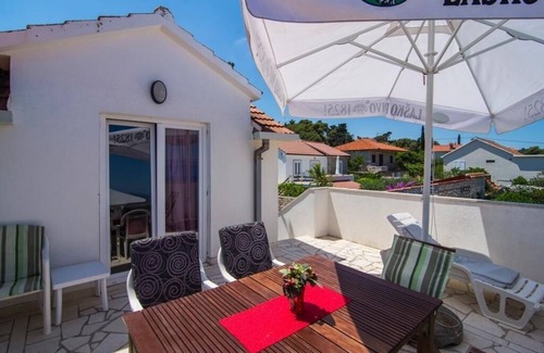 Splitska Apartment | Two bedroom apartment near beach Splitska, Brač (A-22683-a)