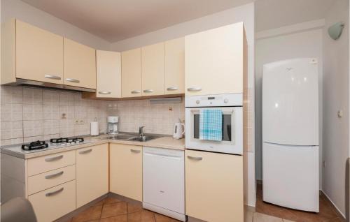 Zagvozd Apartment | Two-Bedroom Apartment In Zagvozd