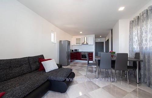Igrane Apartment | Two bedroom apartment near beach Igrane, Makarska (A-18405-a)